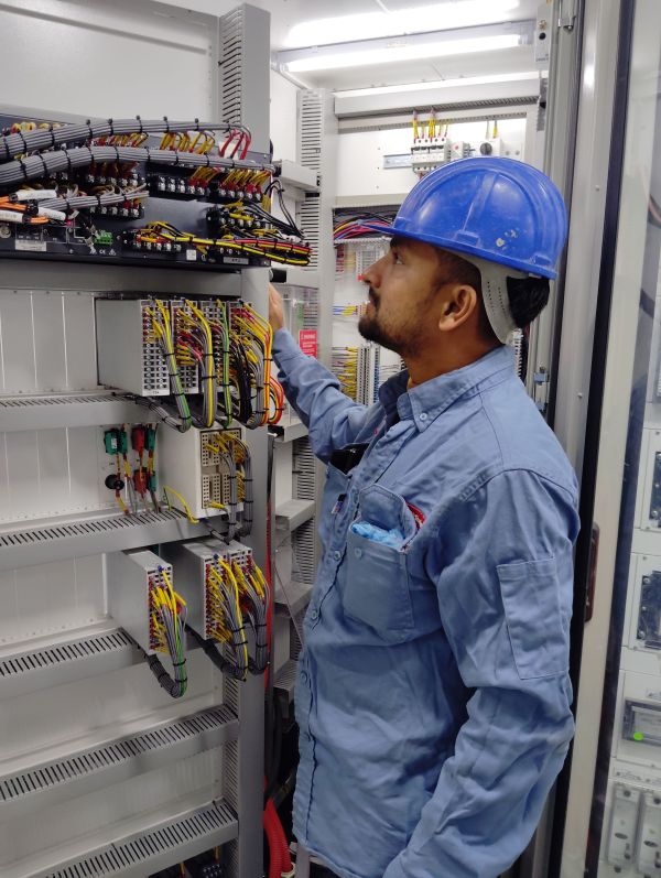Vêtements de travail S24 : sécurité et confort pour électriciens